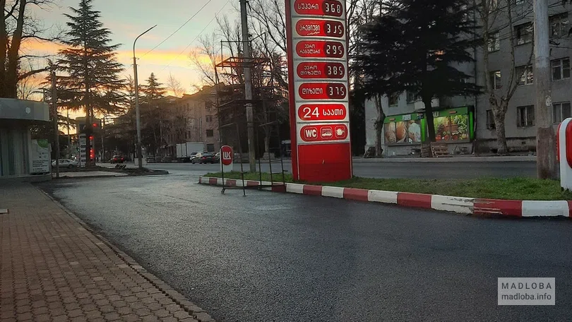 АЗС "Лукойл" на улице Ладо Асатиани 98