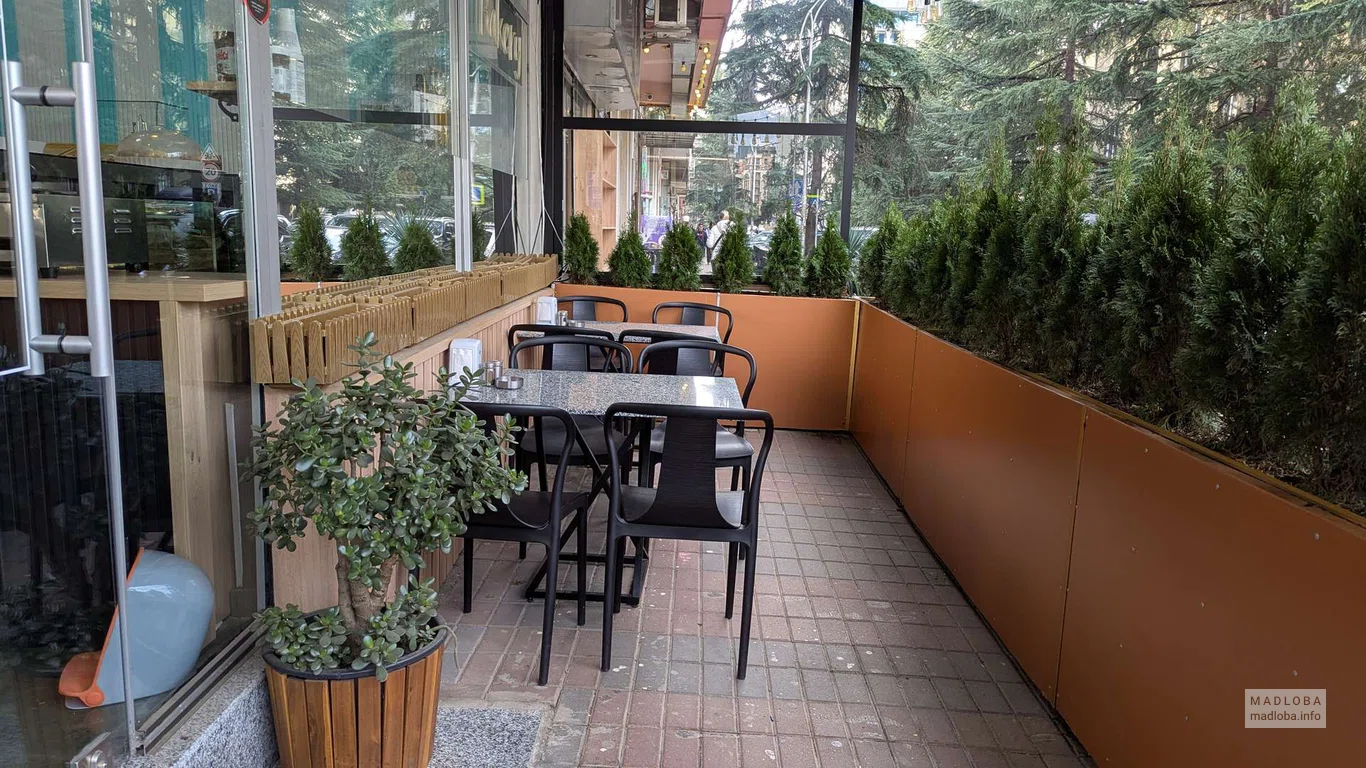 терраса в кафе Lunch Time Express в Батуми
