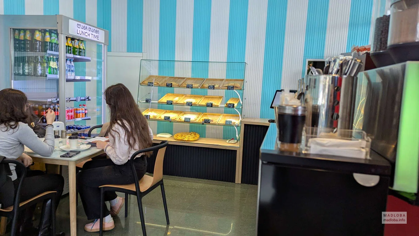 посетители в кафе Lunch Time Express
