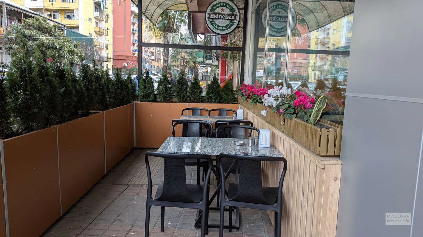 столики на улице в кафе Lunch Time Express в Батуми