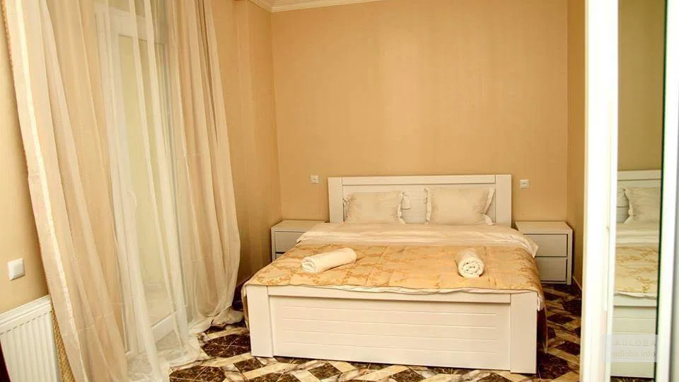 Двуспальная кровать в номере Elite Lux Hotel Tbilisi