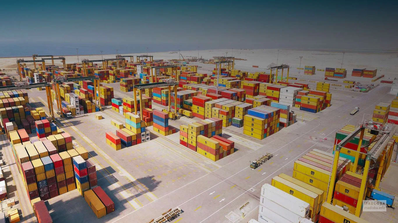 Ящики с товарами компании "MSC Mediterranean Shipping Company"