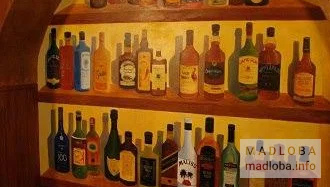 Изображение бутылок на стене в Ирландском пабе Маклоренса