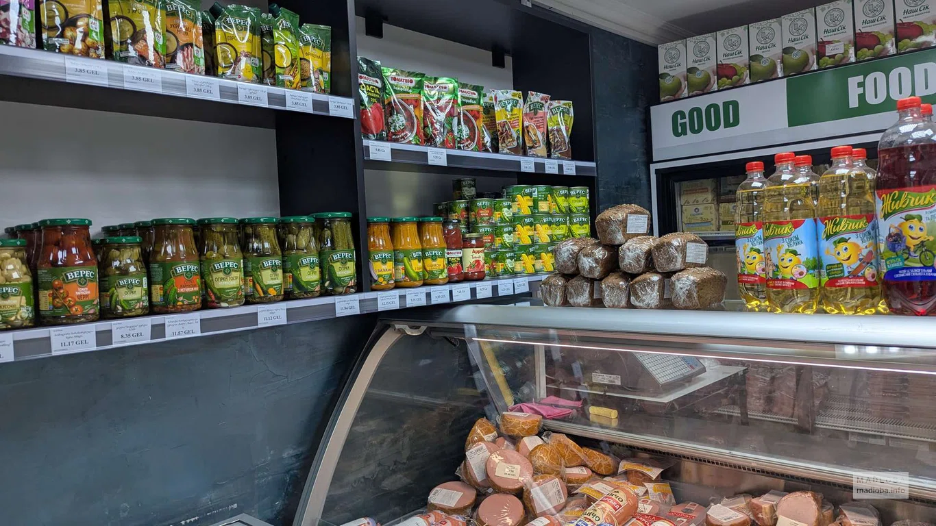 Соленья и соусы в магазине украинских продуктов