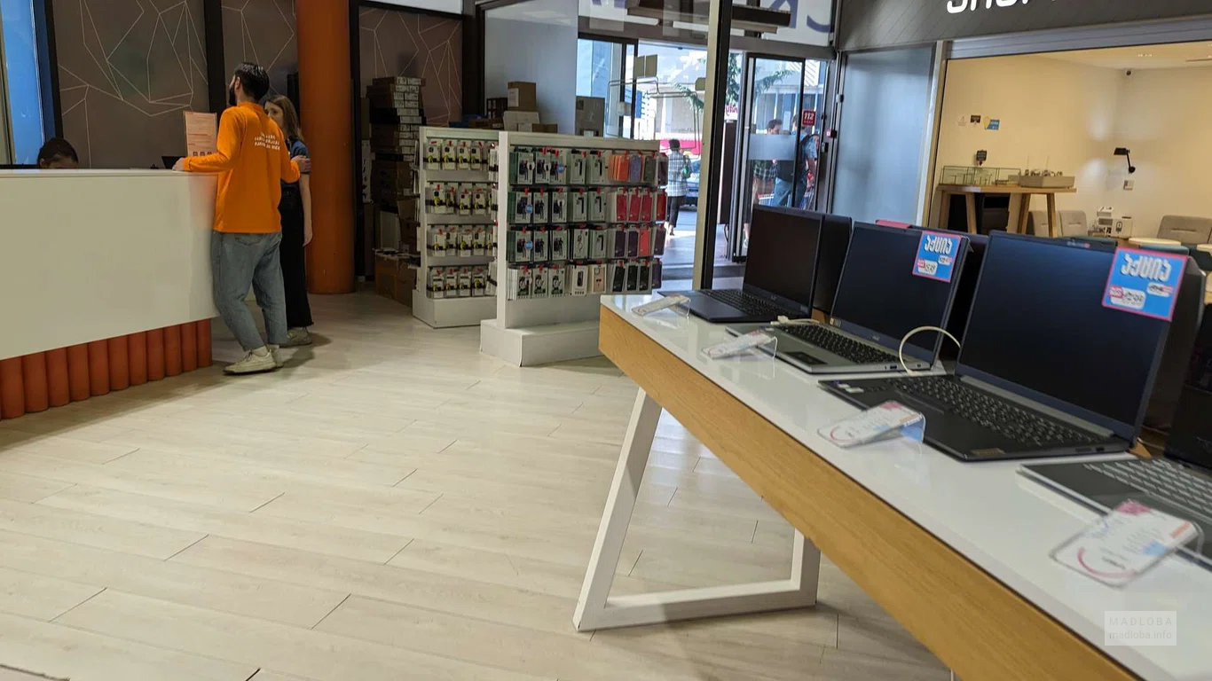 Магазин электроники "Zoommer" в торговом центре "Black Sea Mall"