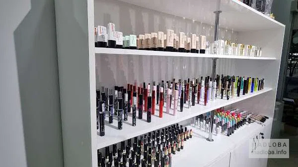 стеллаж с белорусской косметикой в магазине Relouis