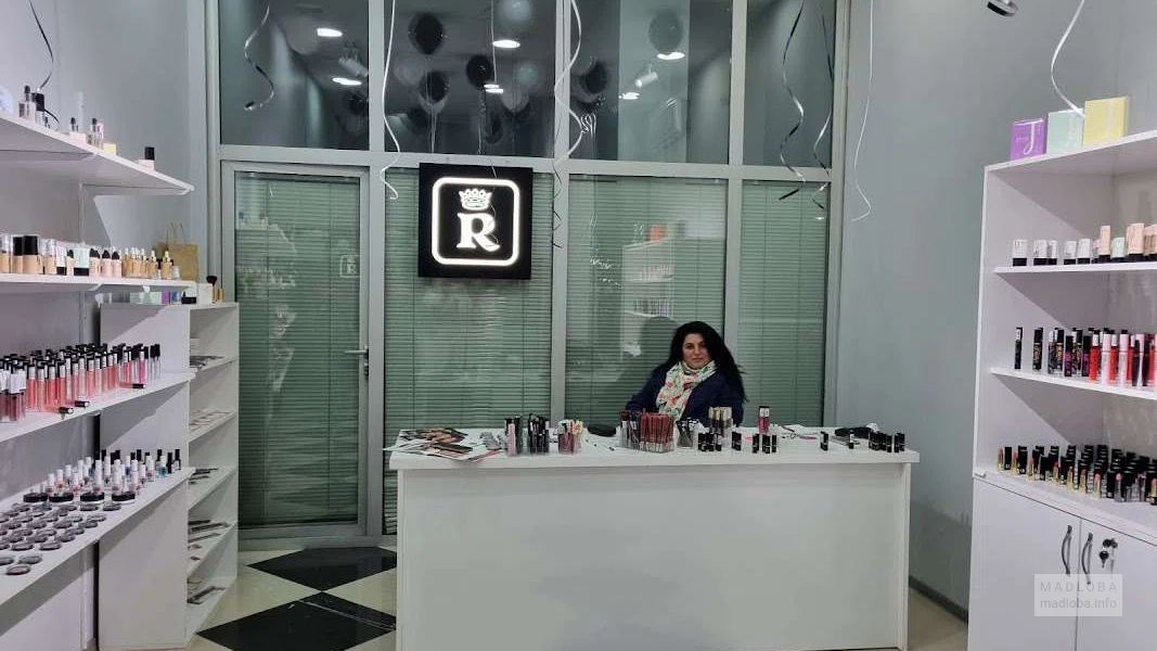 интерьер магазина косметики Relouis
