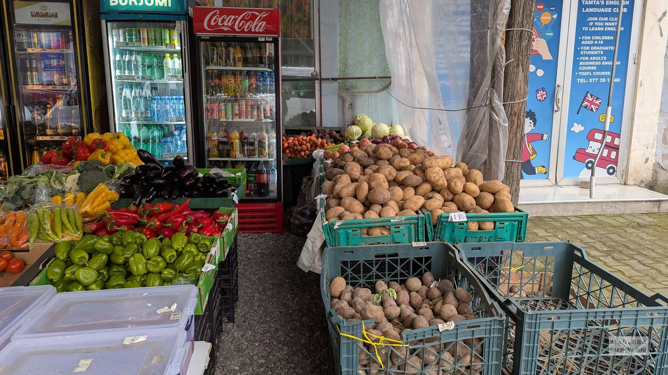 Овощи в магазине на улице Горгасали