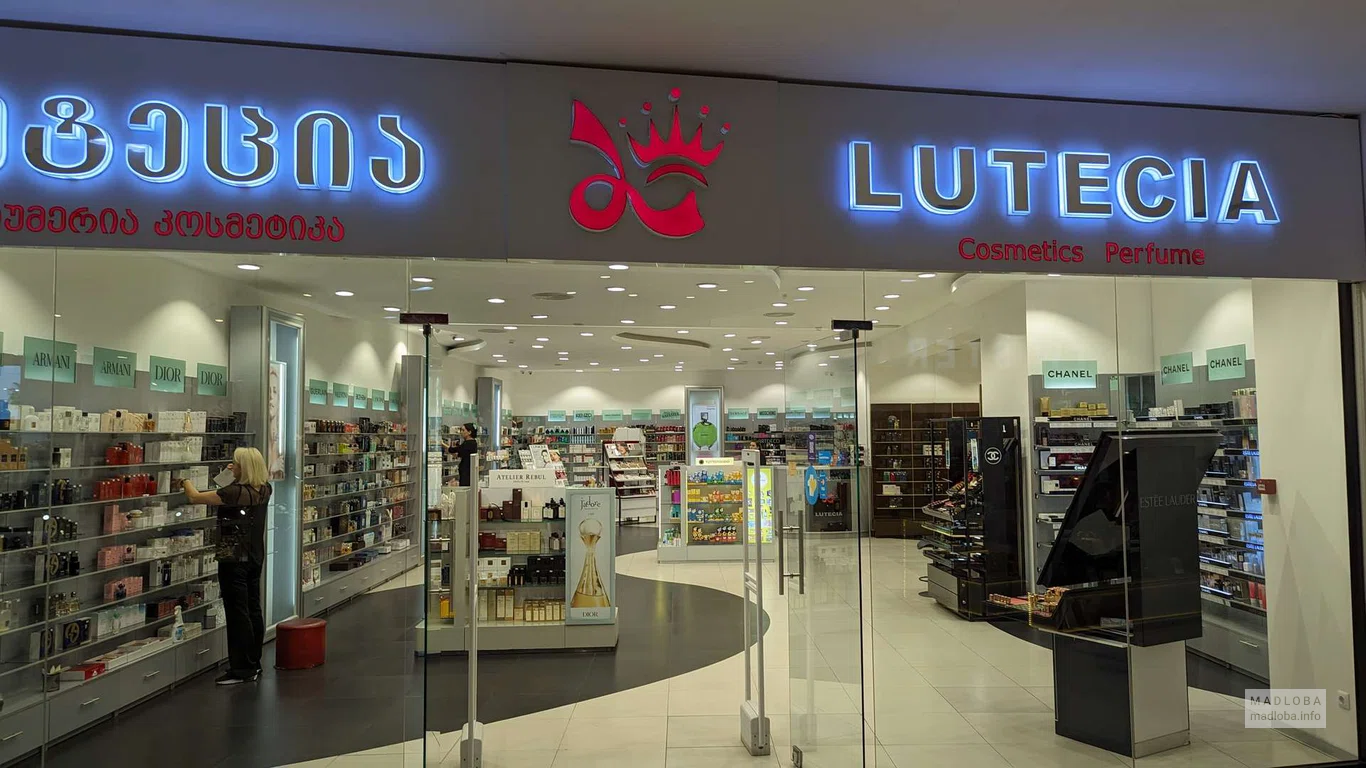 Магазин парфюмерии Lutecia в торговом центре Metro City в Батуми.