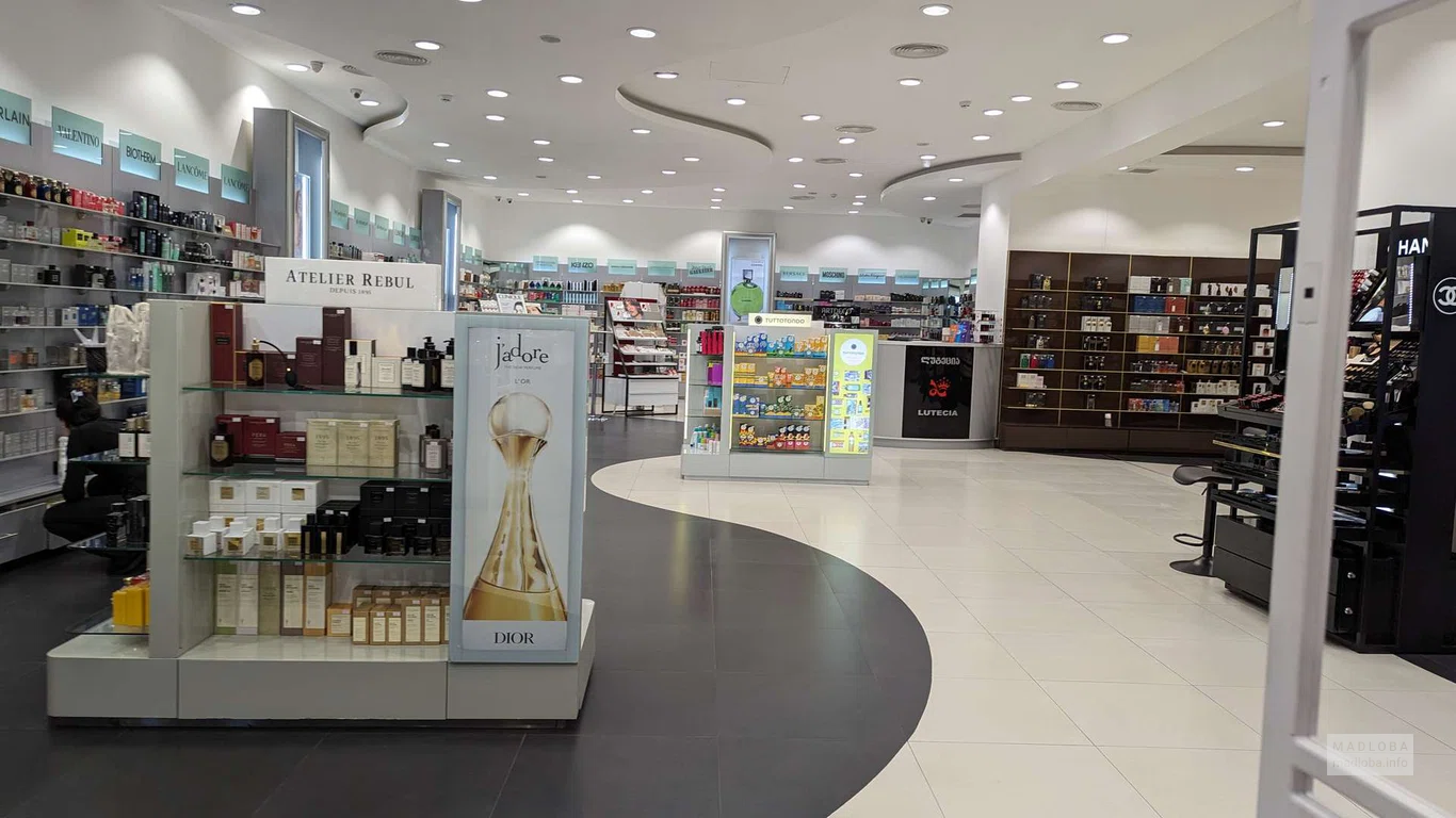 Магазин парфюмерии Lutecia в торговом центре Metro City в Батуми.