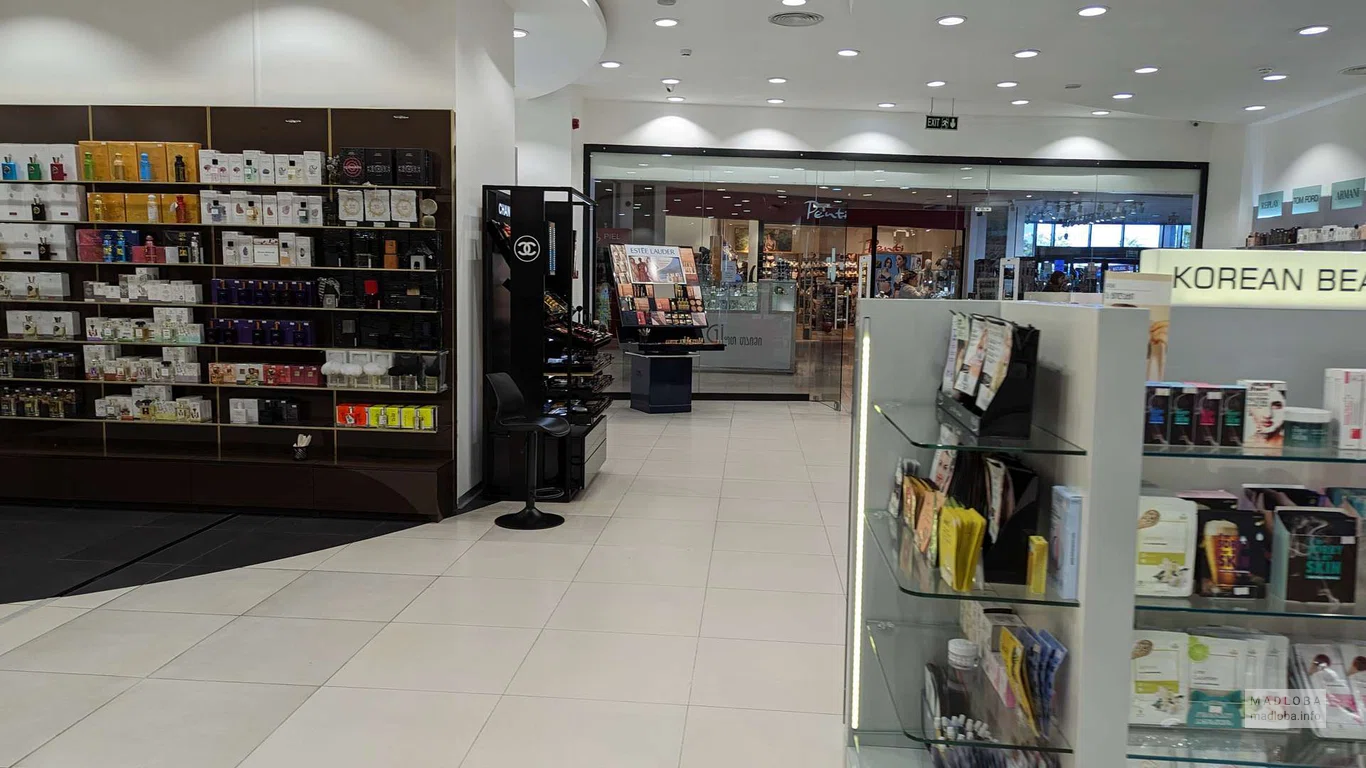 Магазин парфюмерии Lutecia в торговом центре Metro City в Батуми.