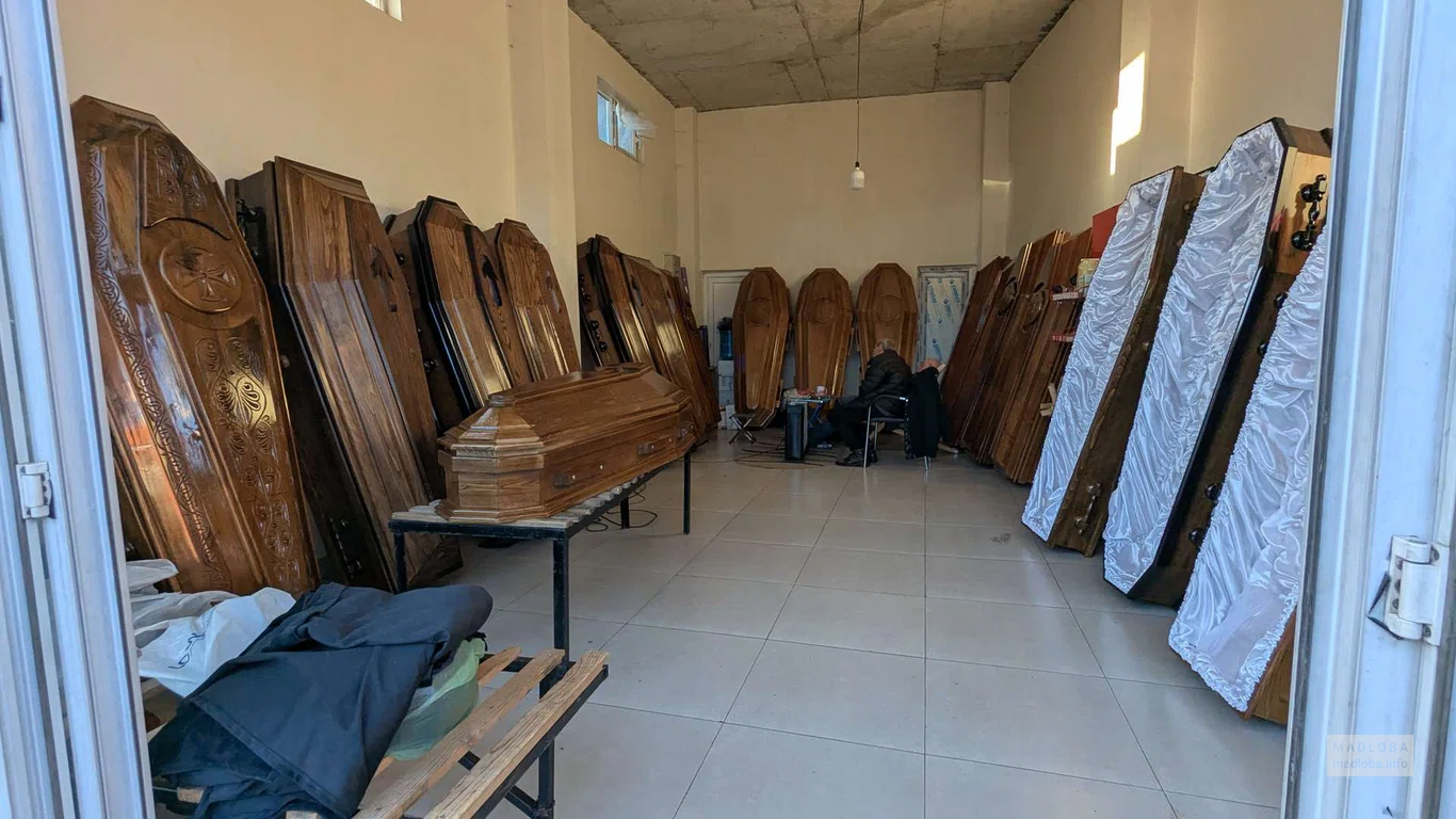 гробы в магазине ритуальных товаров в Батуми на улице Багратиони, 90