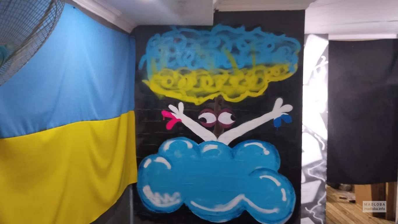Магазин электронных сигарет и аксессуаров к ним "Magic Forest" стена в цвет украинского флага