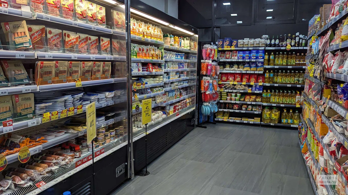 Продукты в холодильнике в магазине Magniti Max