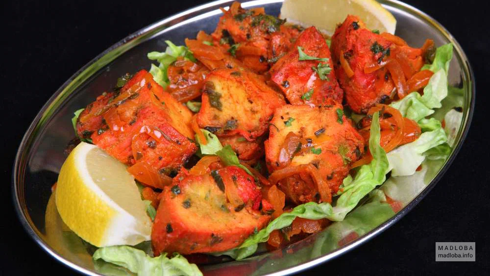 Подача мяса в ресторане Maharajah