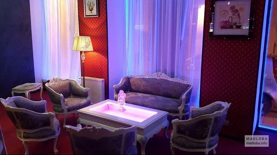 Уютные диванчики в Mais Bar & Restaurant в Грузии
