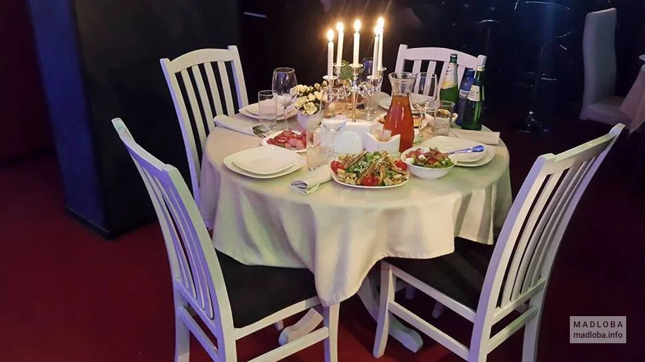 Сервировка для романтического ужина в Mais Bar & Restaurant