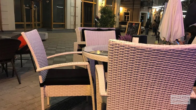 Плетеная мебель в Mais Bar & Restaurant