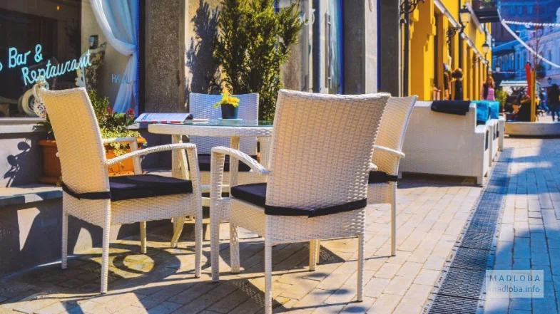 Уличные столики в Mais Bar & Restaurant