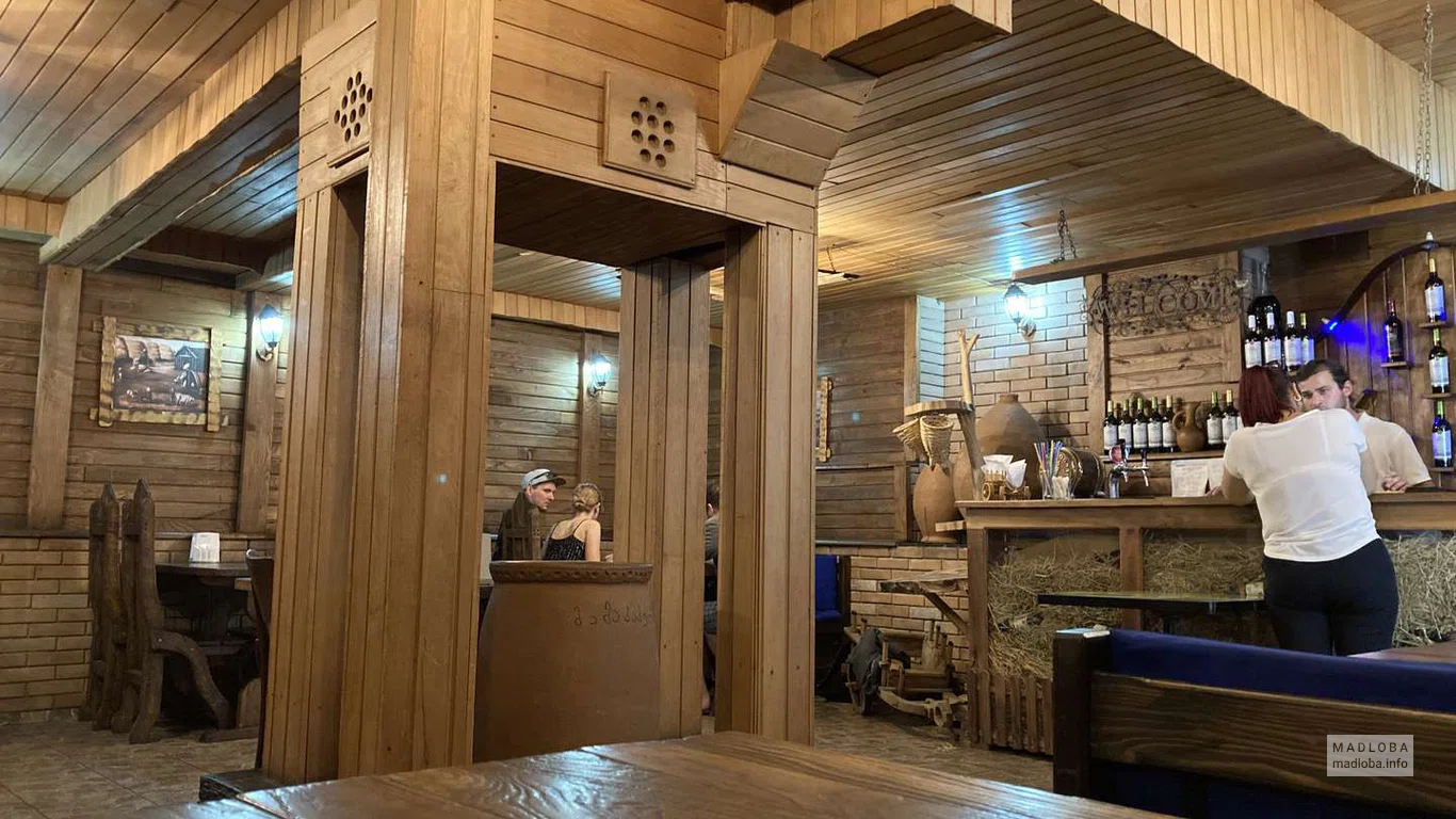 Зал ресторана Mamapapuri Restaurant