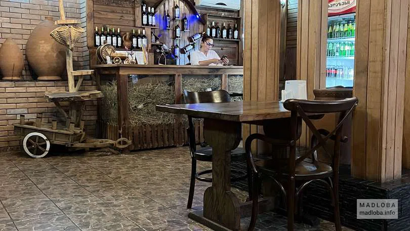 Вид на барную стойку ресторана Mamapapuri Restaurant