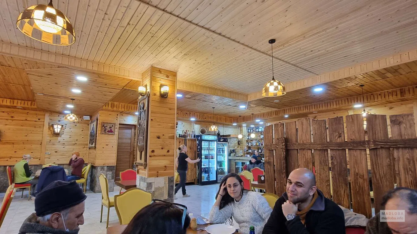 Вид зала в ресторане Mamapapuri Restaurant