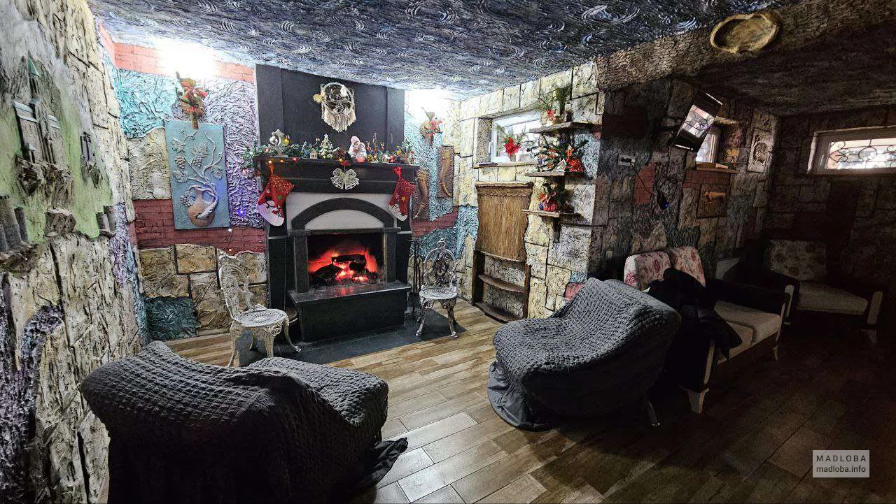 Общая комната с камином в хостеле Mango's Guesthouse