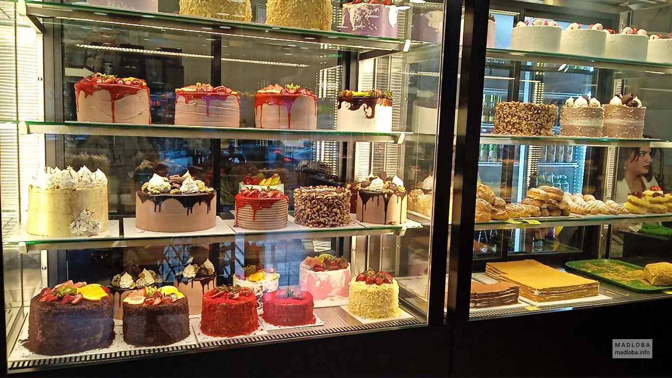 Витрина в Mari's Cakes