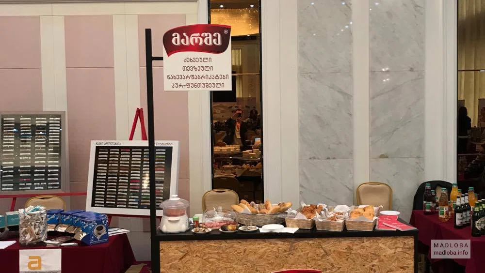 Стойка с продуктами магазина Marshe