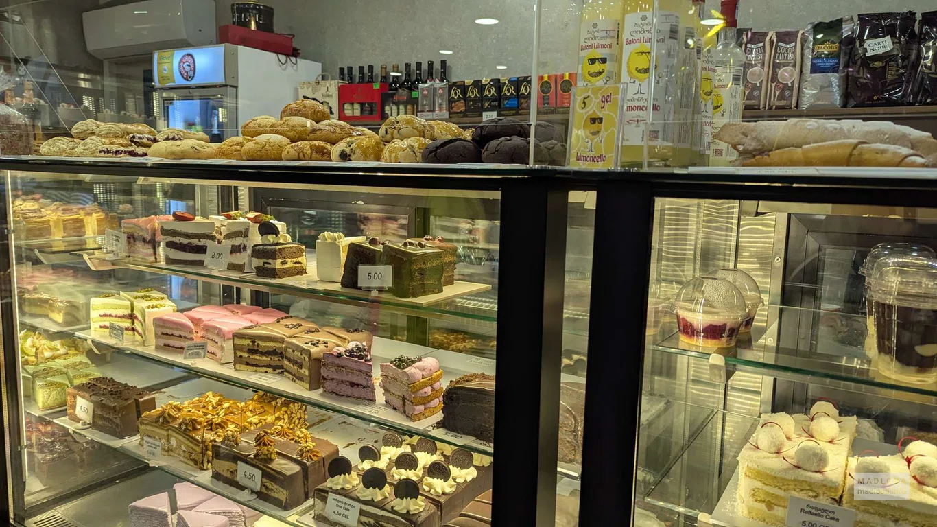 Пирожные в Кафе - кондитерской Mary’s Cakes