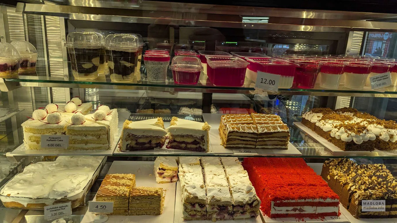 Пирожные и торты в кондитерской Mary’s Cakes