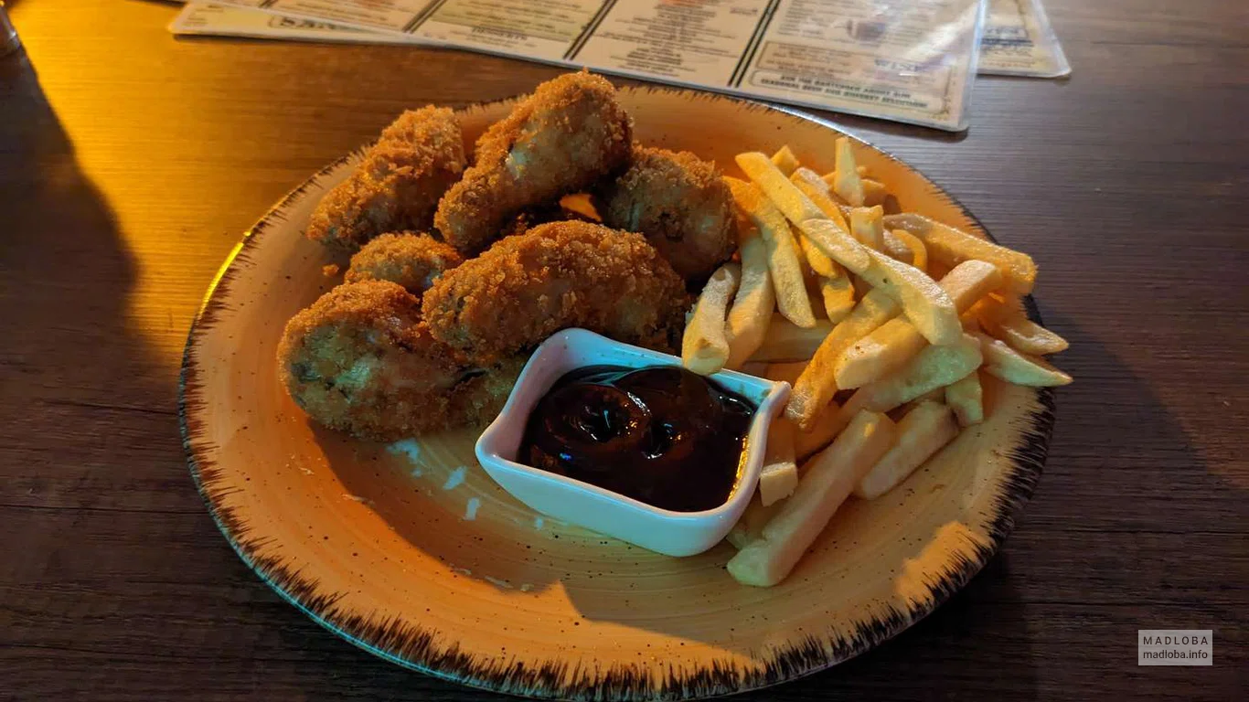 Подача блюда в Mary's Irish Pub