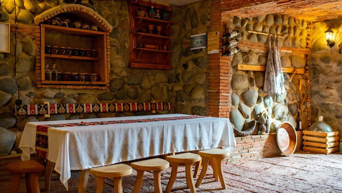 Домашняя винодельня Mate's Wine Cellar с дегустациями и застольями в Баноиджа, Имерети
