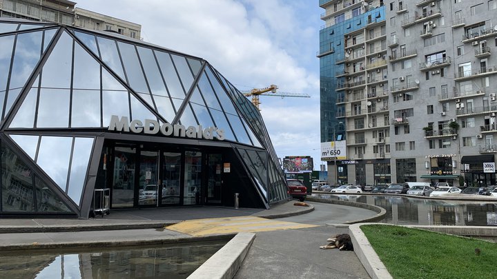 McDonald's около ЖК "Белая Магнолия"