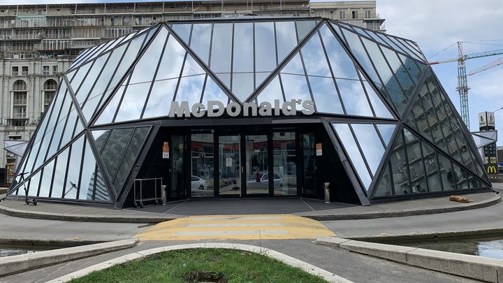 McDonald's около ЖК "Белая Магнолия"