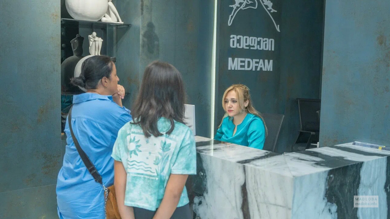 Пациенты у ресепшена