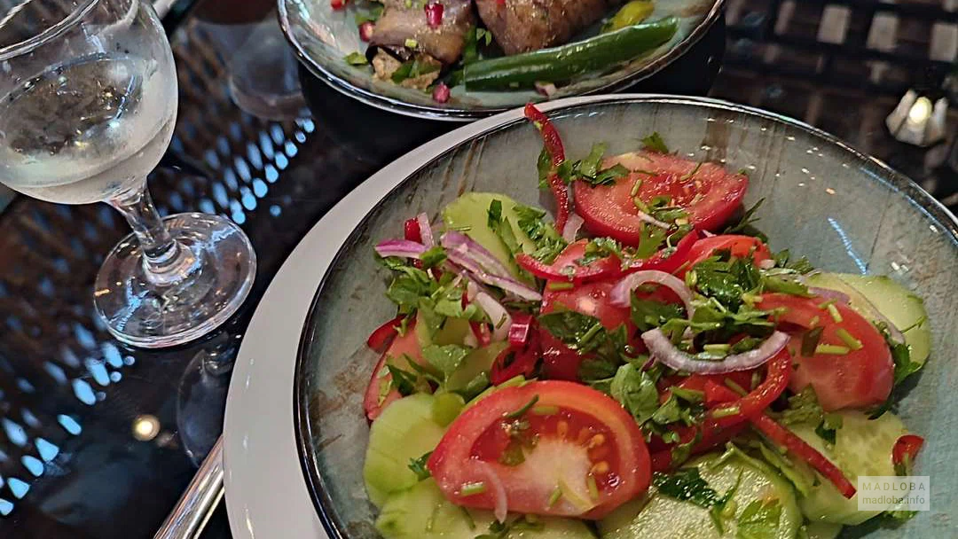 Овощной салат и мясо