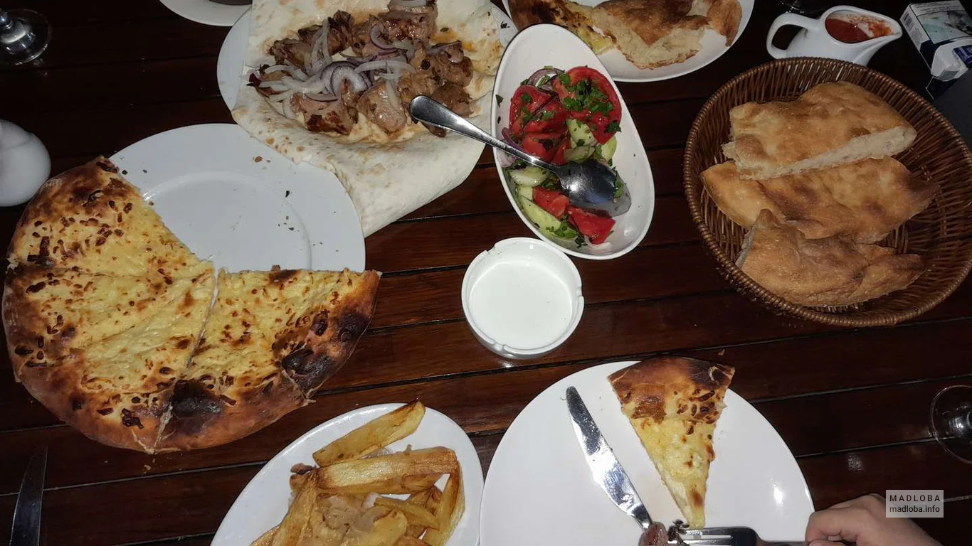 Подача блюд из кухни ресторана Megrul Lazuri
