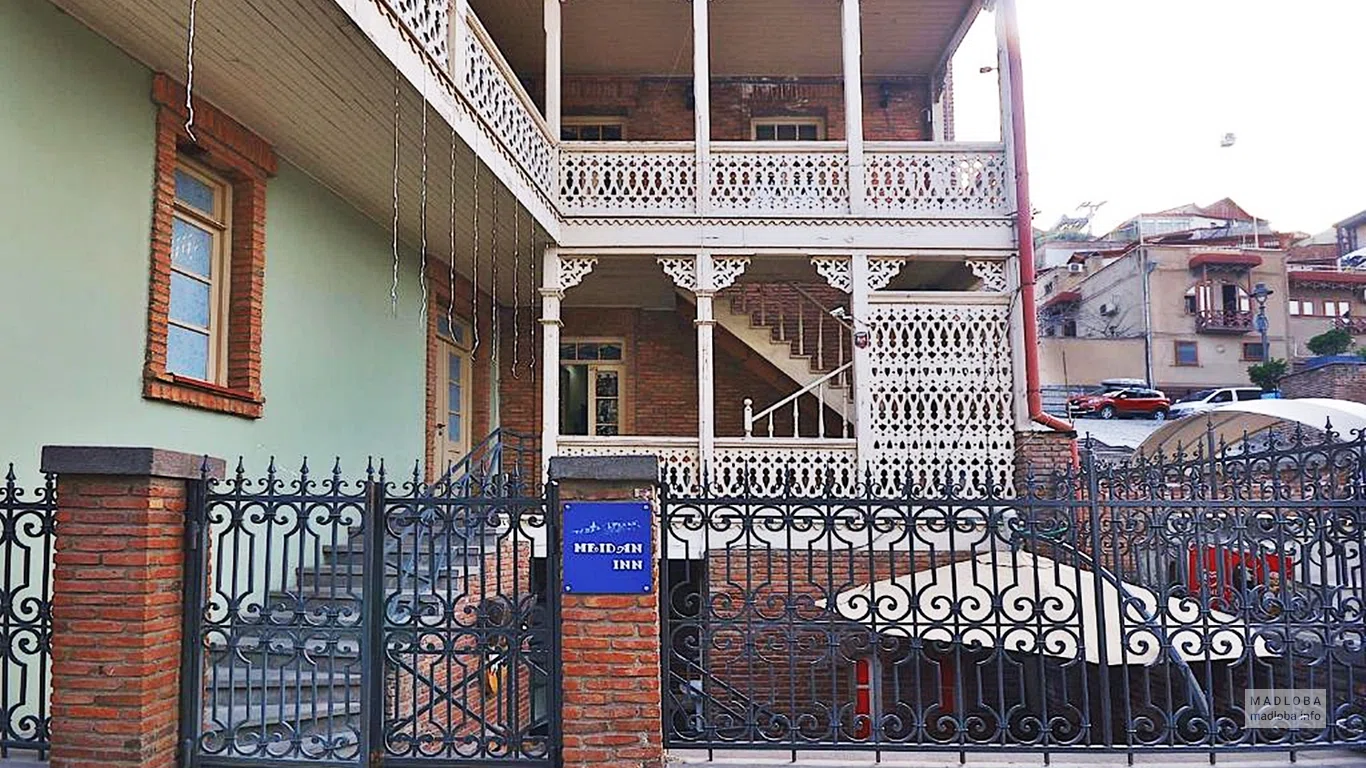 Центральный вход в гостинице Меридиан