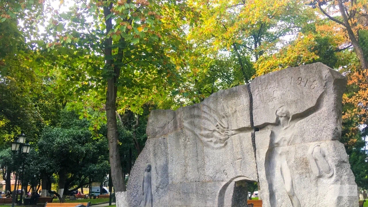 Скульптура Вечная память героям революции 1917 в Тбилиси