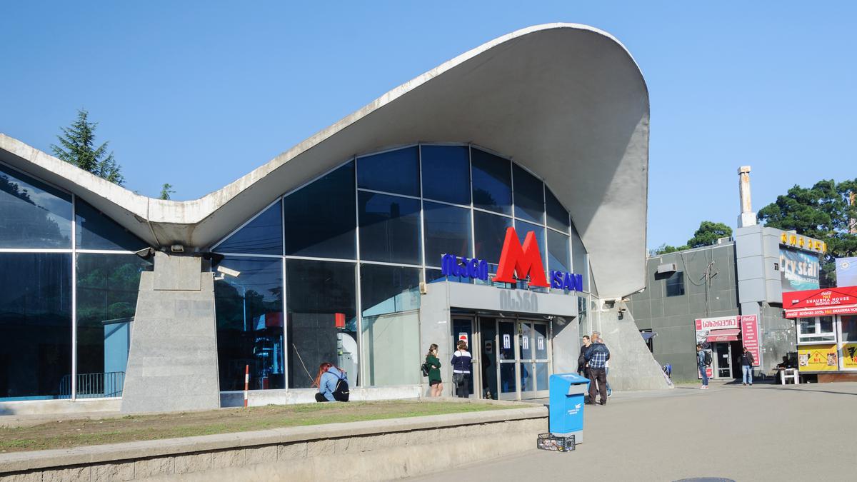 Вход на станцию метро Исани