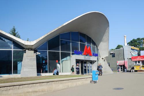 Вход на станцию метро Исани