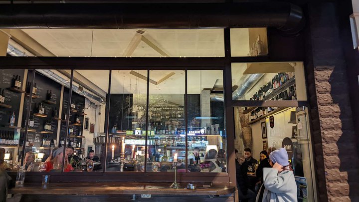 Midi wine bar