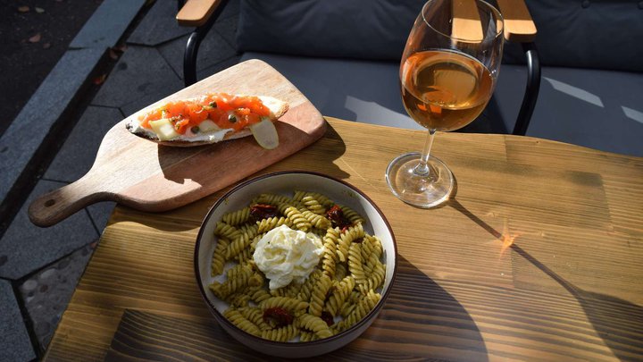 Midi wine bar