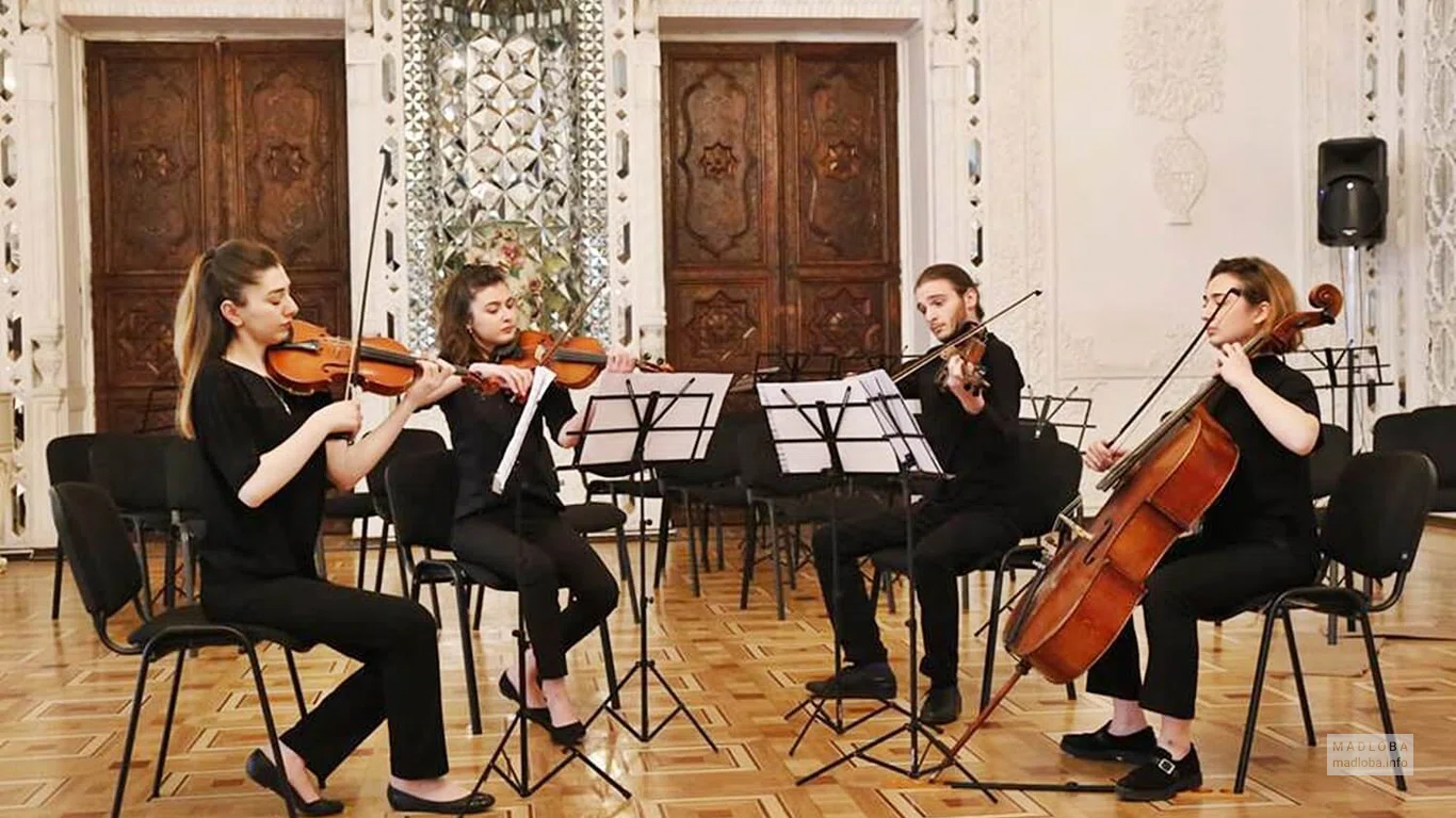 Игра на скрипках и контрабасе в школе им. Э. Микеладзе