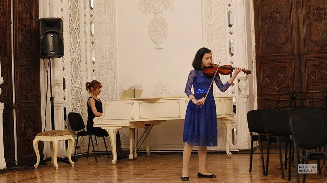 Игра на скрипке и фортепиано в школе им. Э. Микеладзе