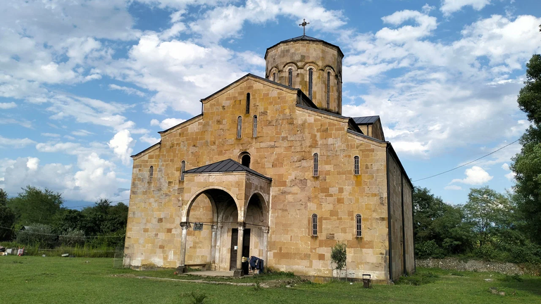 A place that defies restoration: why is the Mokva Cathedral in Abkhazia called cursed and sacred at the same time?