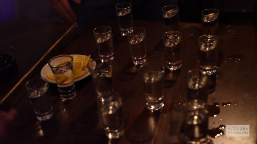 Стол с напитками в Monkey's Bar