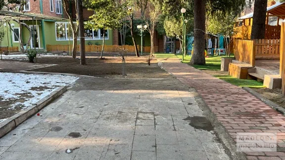 территория частного детскоого сада "Montessori" в Тбилиси