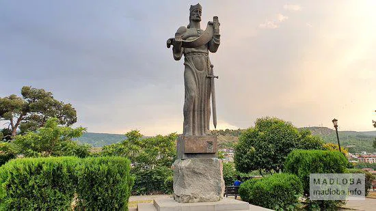 Вид на монумент царю Фарнавазу